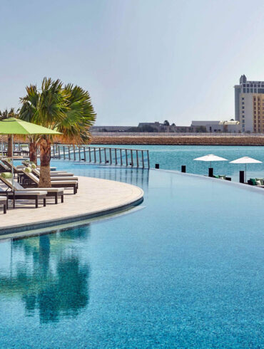 Four Seasons Hotel Bahrain Bay infinity pool